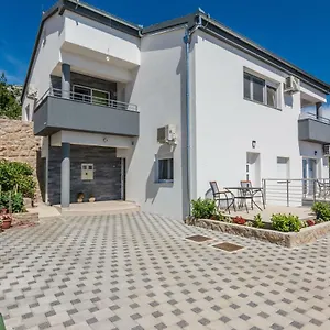 https://apartmani-jadranka-starigrad-paklenica.hotelinzadar.com